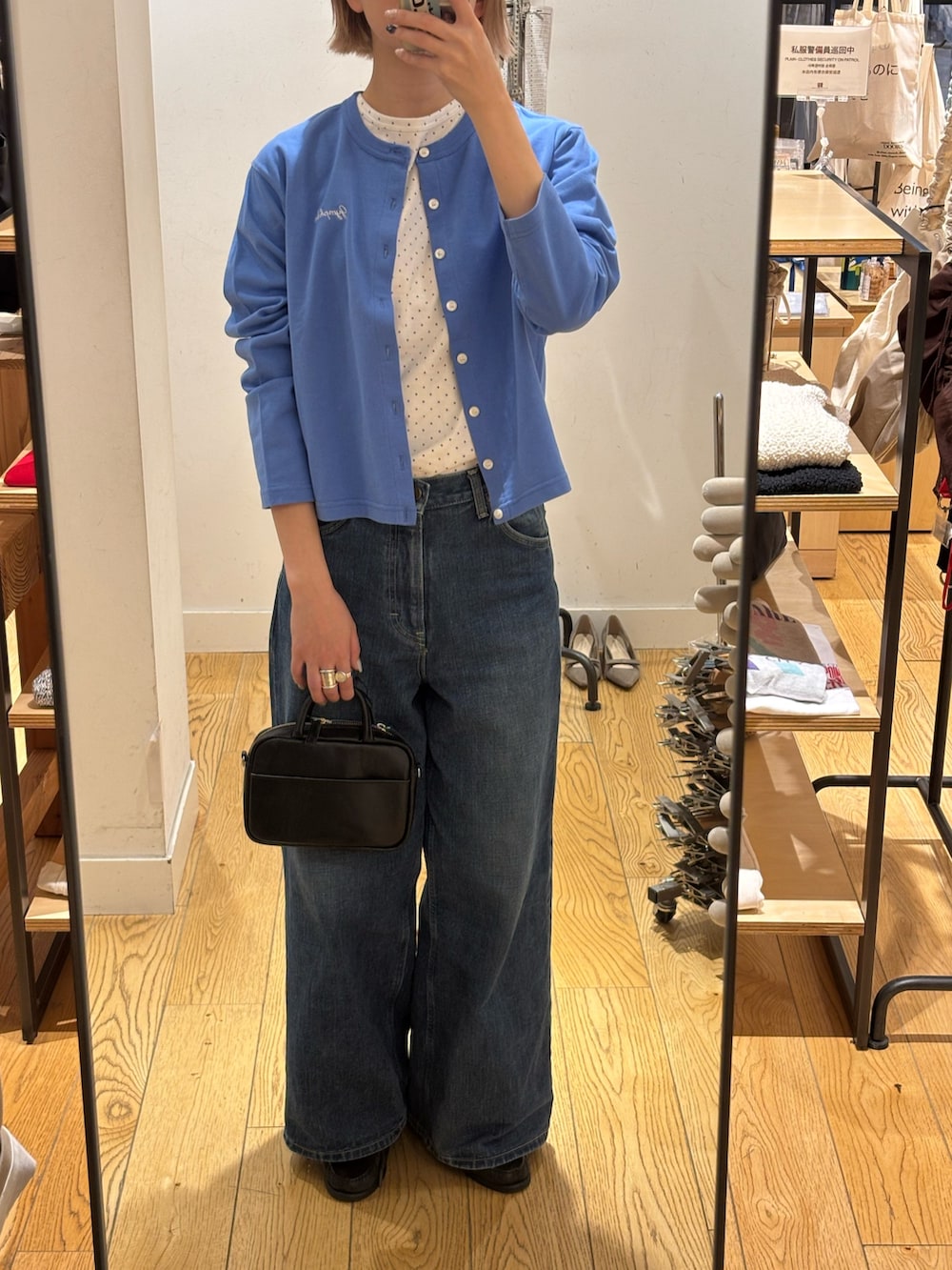 ホワイト系のTシャツ/カットソー、ブルー系のカーディガン/ボレロ、ブルー系のデニムパンツを着用したレディースの春コーディネートの2枚目の写真