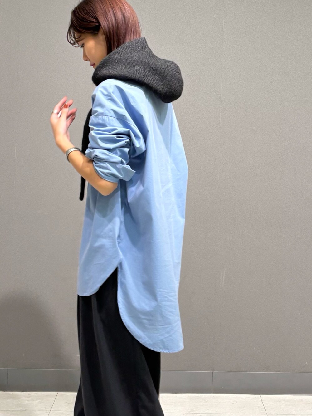 グレー系のマフラーを着用したレディースの秋コーディネートの3枚目の写真