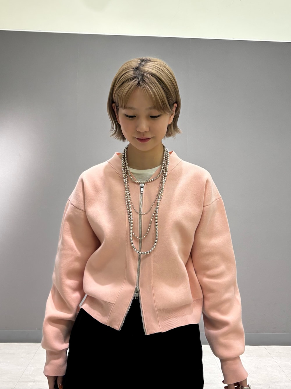 ピンク系のカーディガン/ボレロ、ホワイト系のTシャツ/カットソーを着用したレディースの冬コーディネートの3枚目の写真