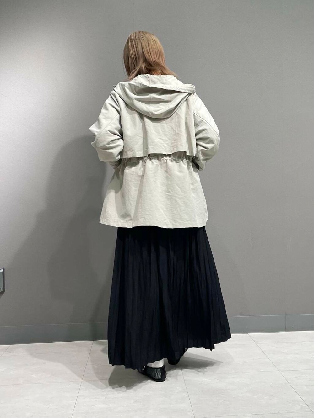 グレー系のTシャツ/カットソー、ベージュ系のマウンテンパーカーを着用したレディースの春コーディネートの5枚目の写真