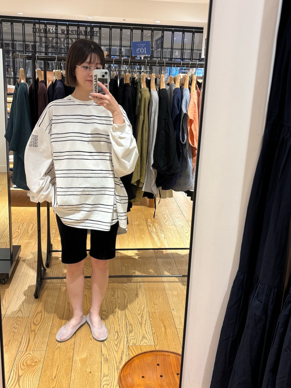 その他のバレエシューズ、ホワイト系のTシャツ/カットソー、ブラック系のその他パンツを着用したレディースの夏コーディネートの3枚目の写真