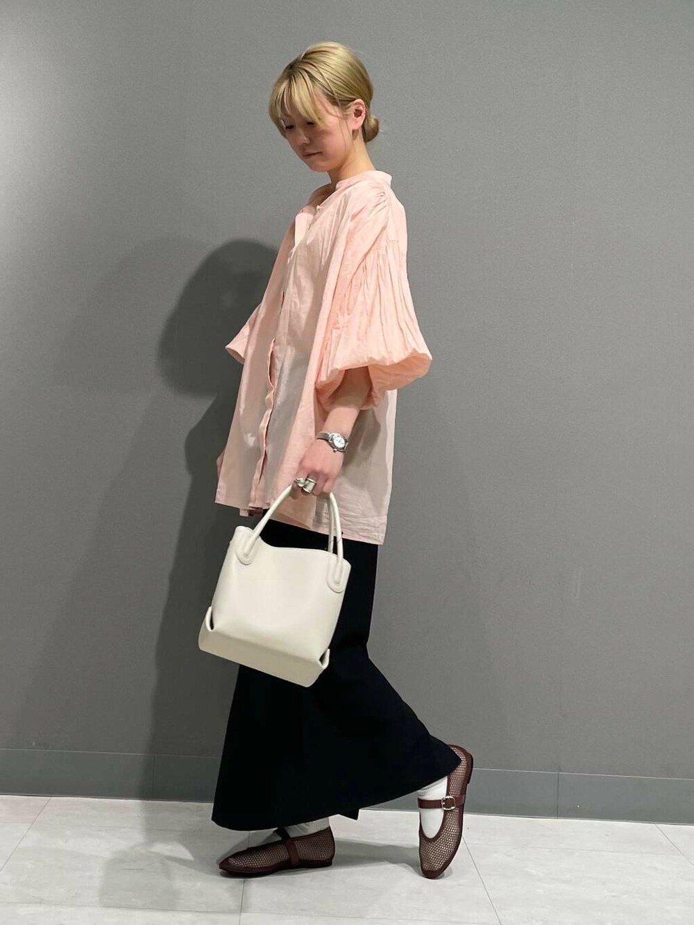 ホワイト系のショルダーバッグ、ピンク系のシャツ/ブラウスを着用したレディースの春コーディネートの3枚目の写真