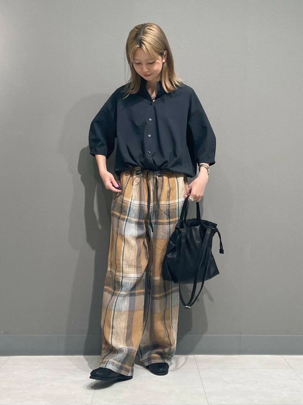 イエロー系のその他パンツ、ブラック系のショルダーバッグ、グレー系のシャツ/ブラウスを着用したレディースの春コーディネートの8枚目の写真