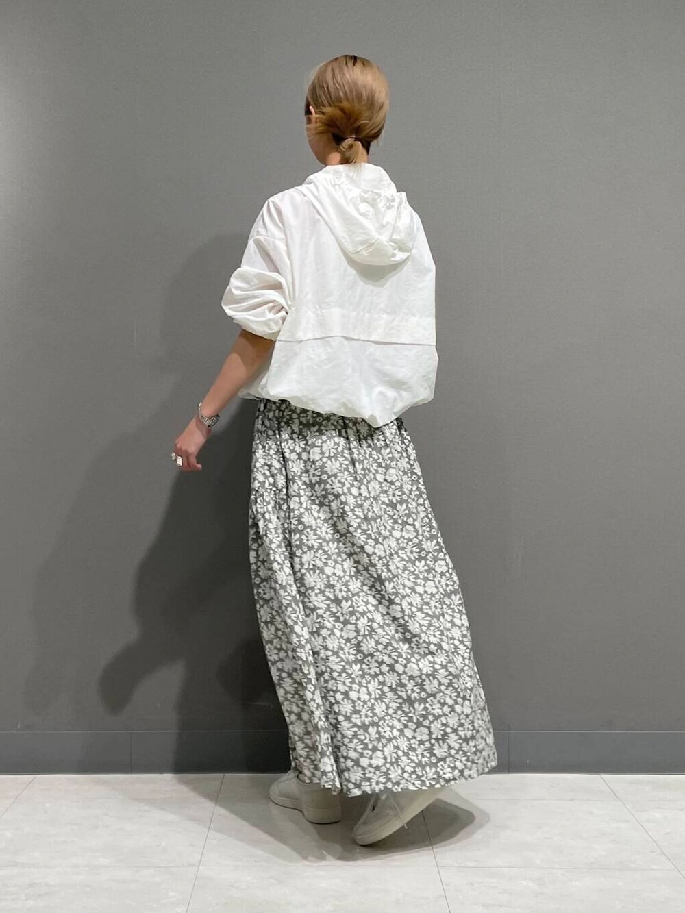 「アーバンリサーチ、スニーカーコーデ、アーバンリサーチドアーズ、doors、ドアーズ、160cm、骨格ナチュラル」｜「URBAN RESEARCH DOORSの撥水アノラックパーカー（パーカー、ホワイト系）」を使った、tskyuunaさん（レディース・160cm）の春コーディネートの8枚目の写真