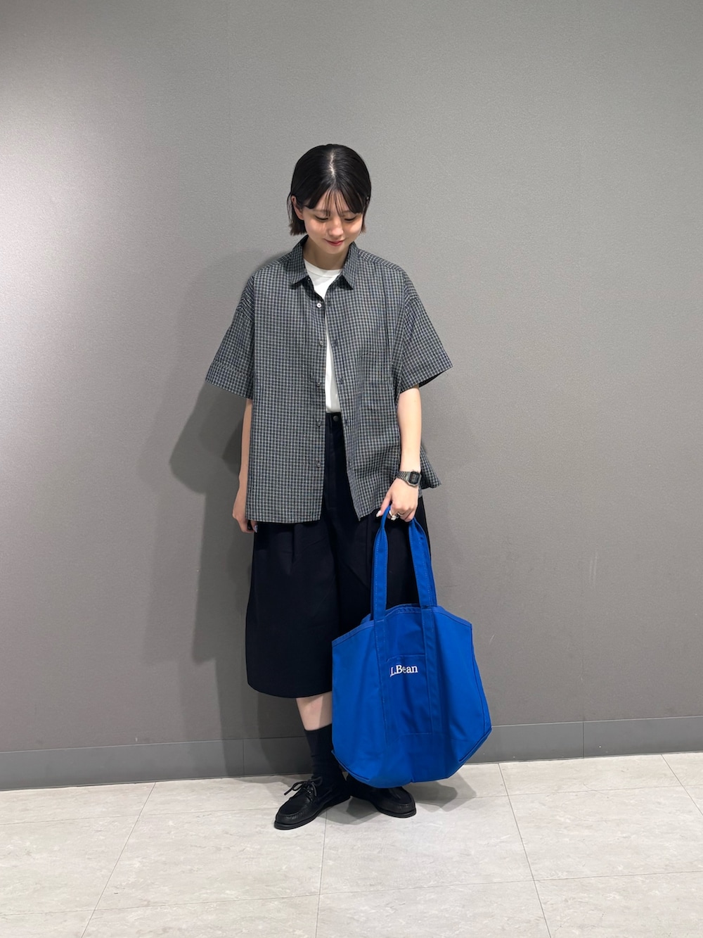 ブルー系のシャツ/ブラウス、ブラック系のその他パンツ、ブルー系のトートバッグを着用したレディースの夏コーディネートの3枚目の写真