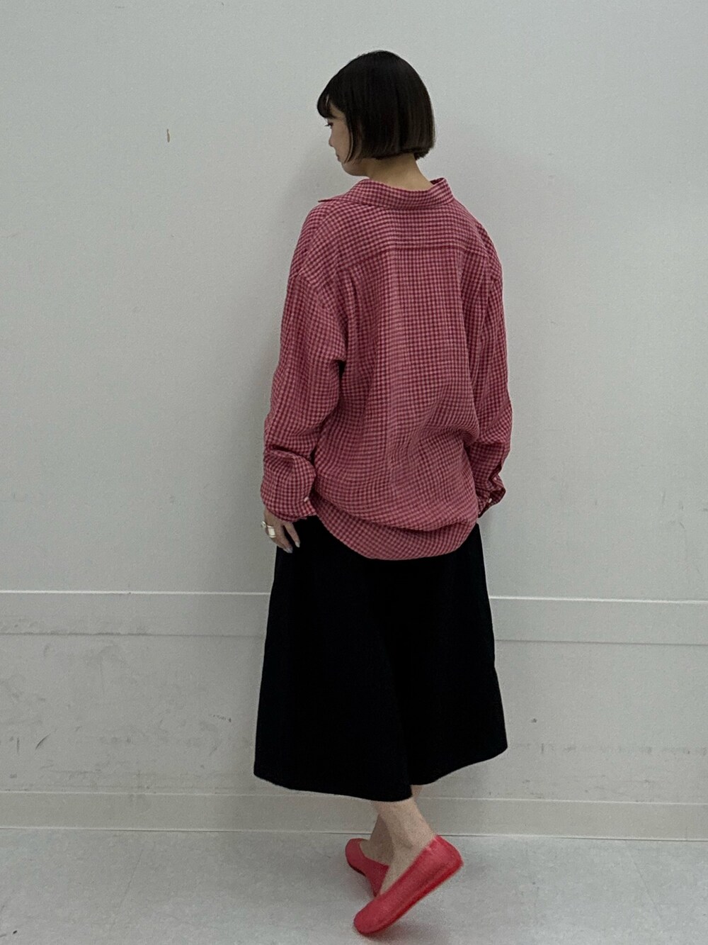ピンク系のシャツ/ブラウス、ブラック系のその他パンツ、レッド系のバレエシューズを着用したレディースの夏コーディネートの4枚目の写真