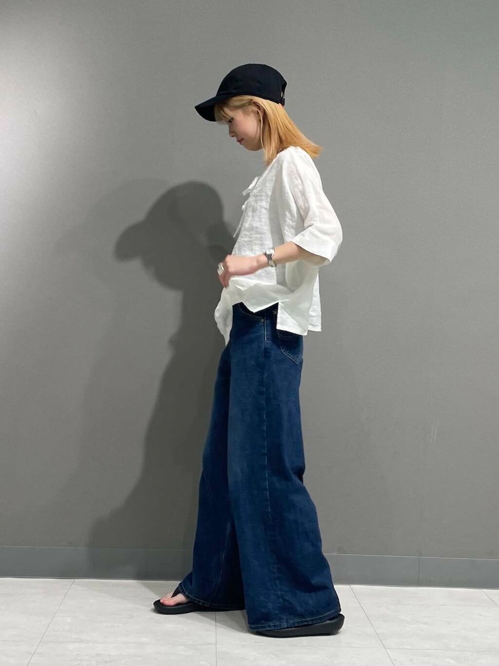 ブルー系のデニムパンツ、ホワイト系のシャツ/ブラウスを着用したレディースの春コーディネートの2枚目の写真