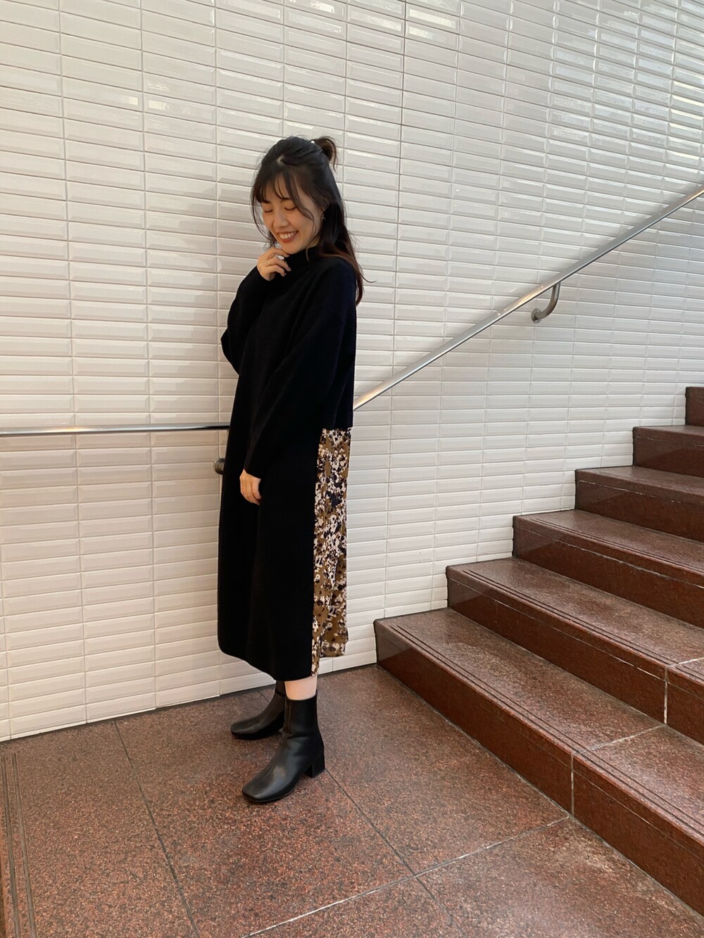 ブラック系のワンピースを着用したレディースの冬コーディネートの2枚目の写真