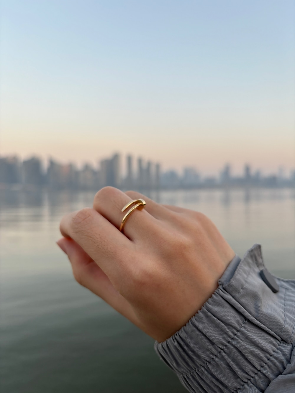 ブルー系のシャツ/ブラウス、グリーン系のスウェットパンツ、ベージュ系のサンバイザーを着用したメンズの冬コーディネートの2枚目の写真