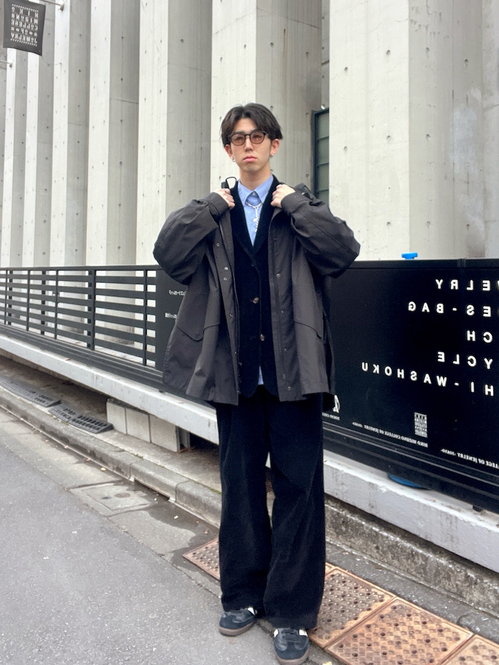 ブラック系のマウンテンパーカー、ブラック系のテーラードジャケット、ブラック系のその他パンツを着用したメンズの冬コーディネートの2枚目の写真