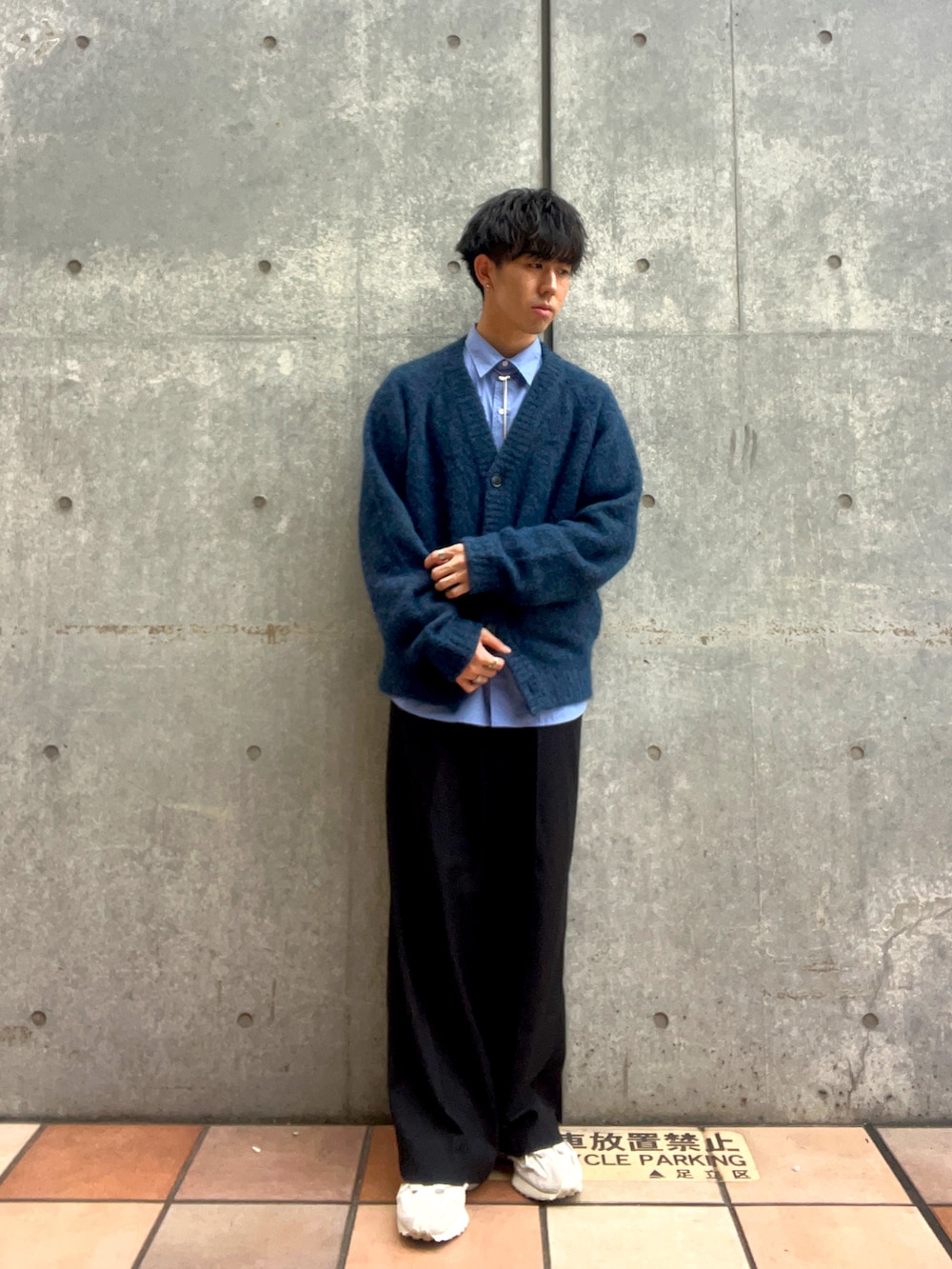 ホワイト系のスニーカー、ブルー系のカーディガン/ボレロ、ブルー系のシャツ/ブラウスを着用したメンズの秋コーディネートの2枚目の写真