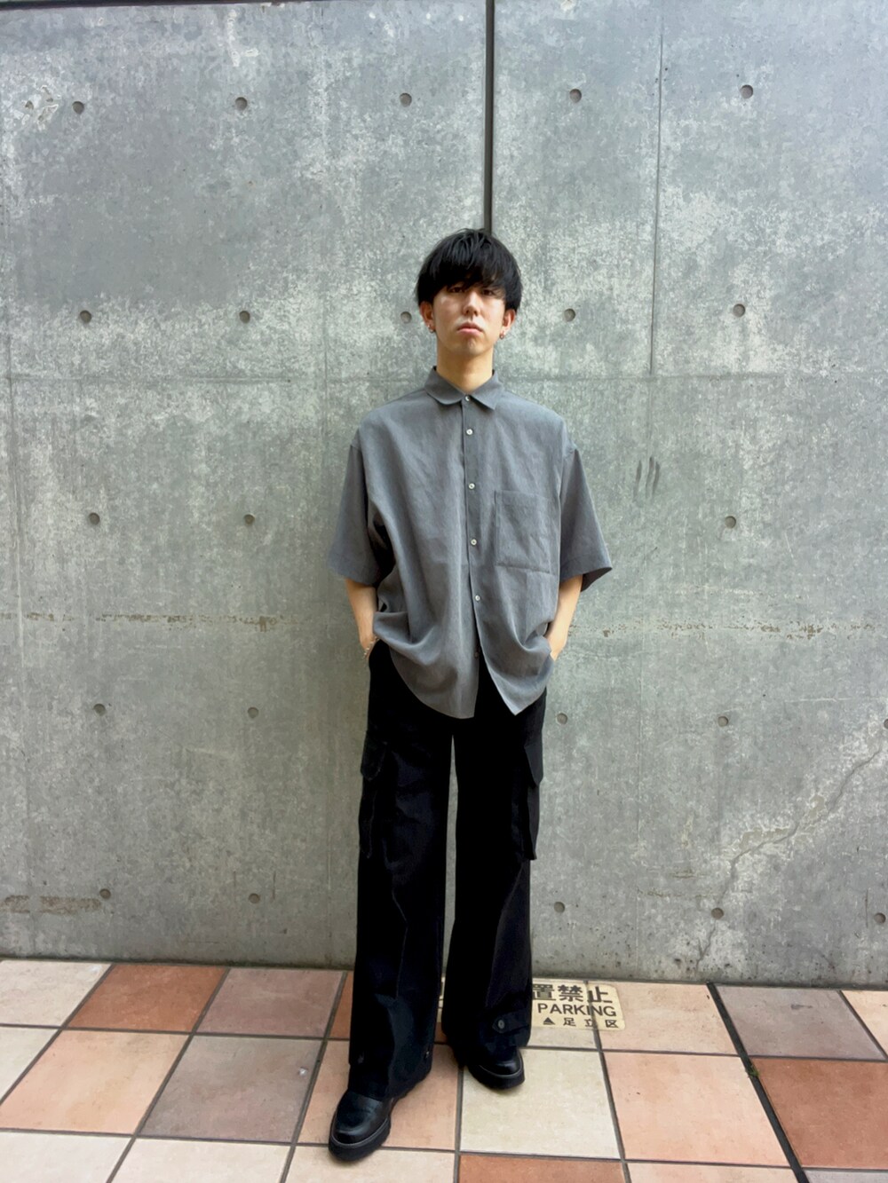 グレー系のシャツ/ブラウス、ブラック系のカーゴパンツ、ブラック系のドレスシューズを着用したメンズの春コーディネートの3枚目の写真