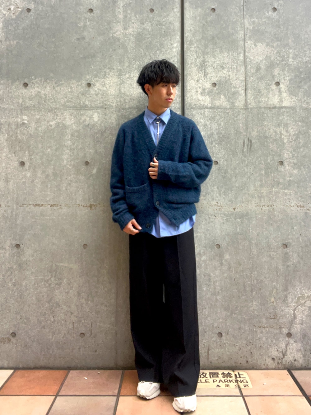 ホワイト系のスニーカー、ブルー系のカーディガン/ボレロ、ブルー系のシャツ/ブラウスを着用したメンズの秋コーディネートの3枚目の写真