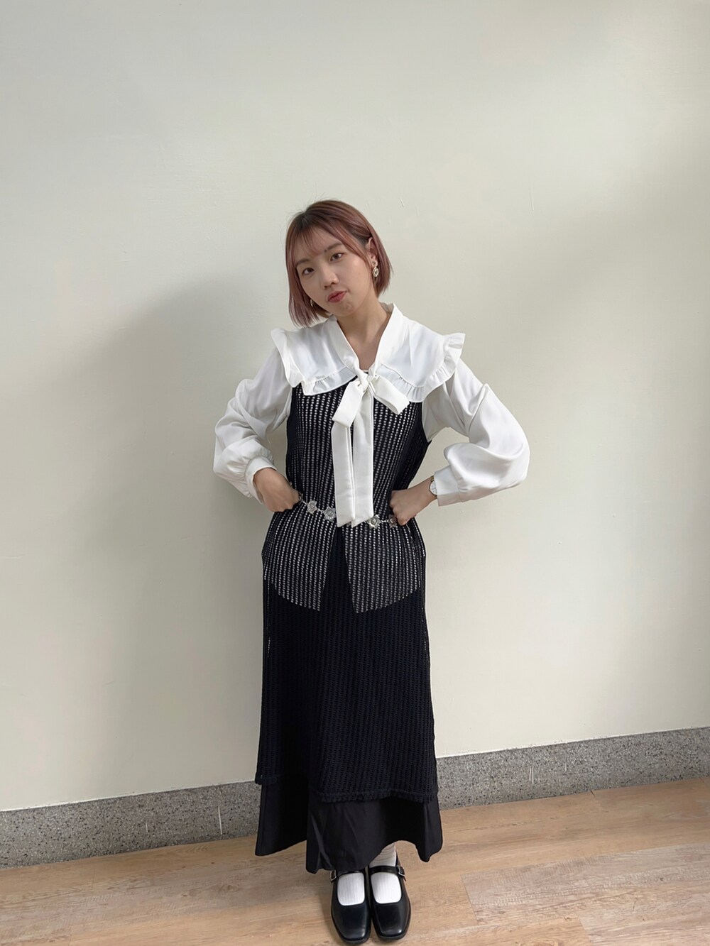 ブラック系のスカート、ゴールド系のアナログ腕時計を着用したレディースの春コーディネートの2枚目の写真