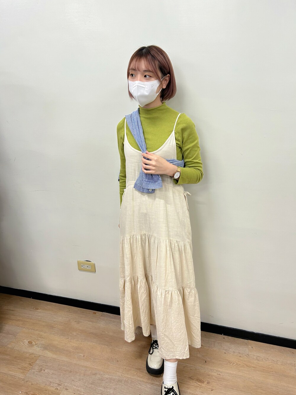 ベージュ系のスカートを着用したレディースの春コーディネートの2枚目の写真