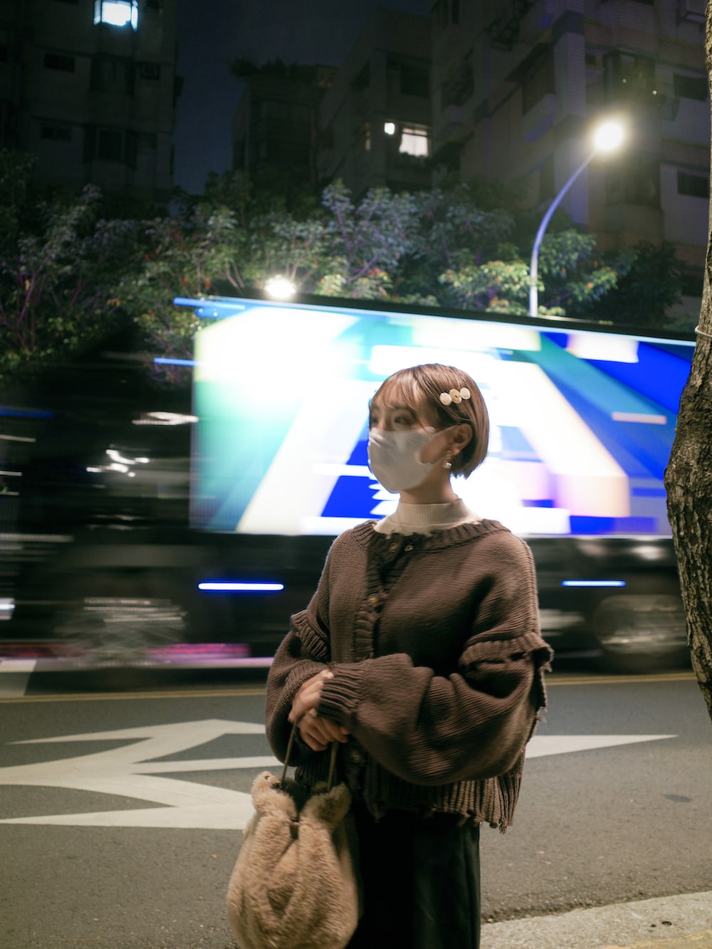 ブラウン系のカーディガン/ボレロ、ベージュ系のドラムバッグ、ベージュ系のバレッタ/ヘアクリップを着用したレディースの春コーディネートの3枚目の写真