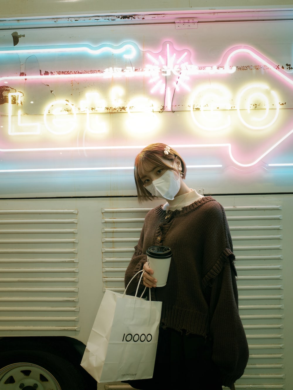 ブラウン系のカーディガン/ボレロ、ベージュ系のドラムバッグ、ベージュ系のバレッタ/ヘアクリップを着用したレディースの春コーディネートの2枚目の写真