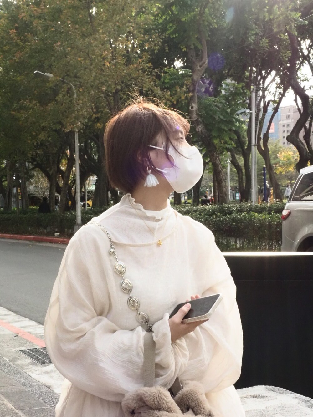 ホワイト系のその他トップスを着用したレディースの春コーディネートの2枚目の写真