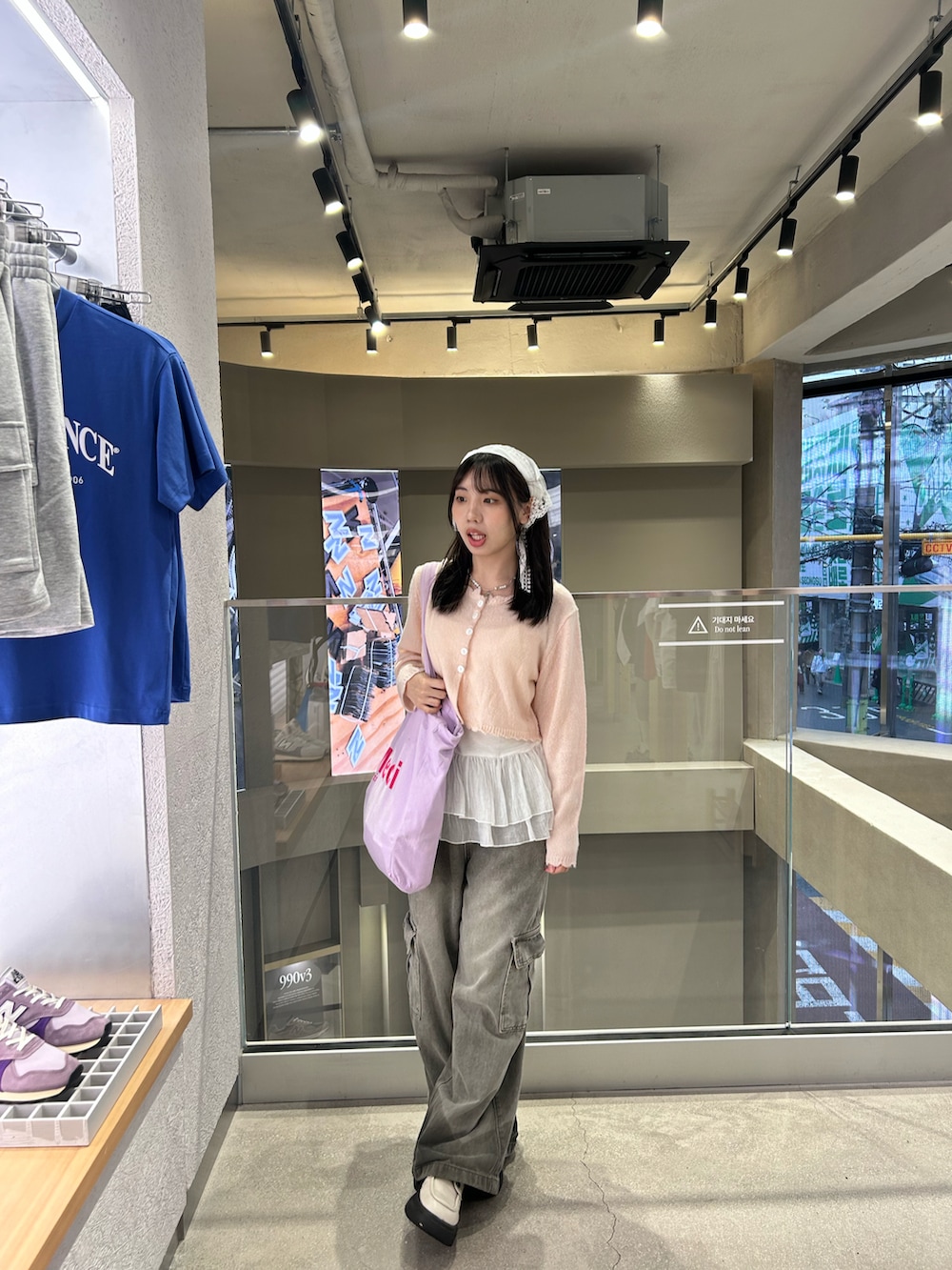 グレー系のデニムパンツを着用したレディースの春コーディネートの3枚目の写真