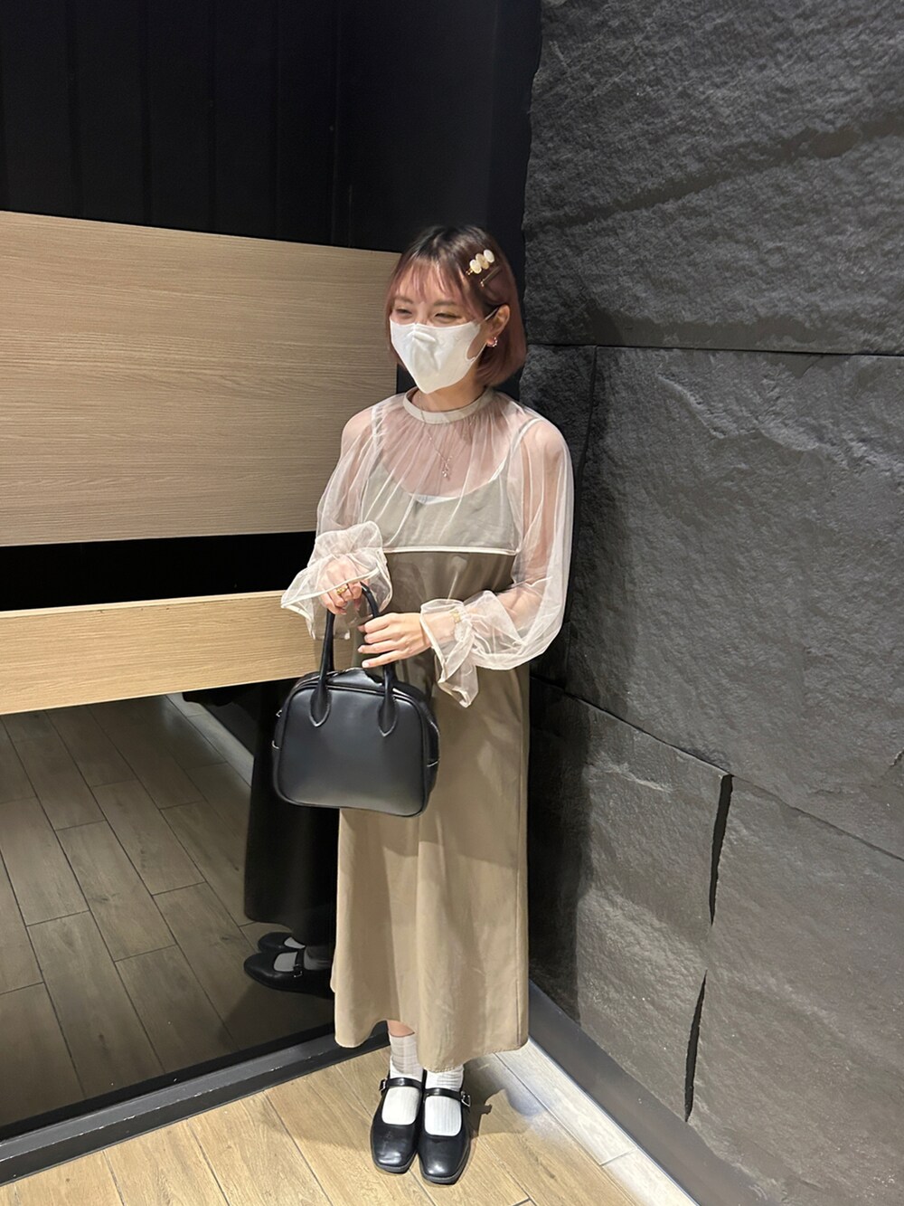 ベージュ系のその他トップス、ブラウン系のジャンパースカート、ブラウン系のバレッタ/ヘアクリップを着用したレディースの春コーディネートの2枚目の写真