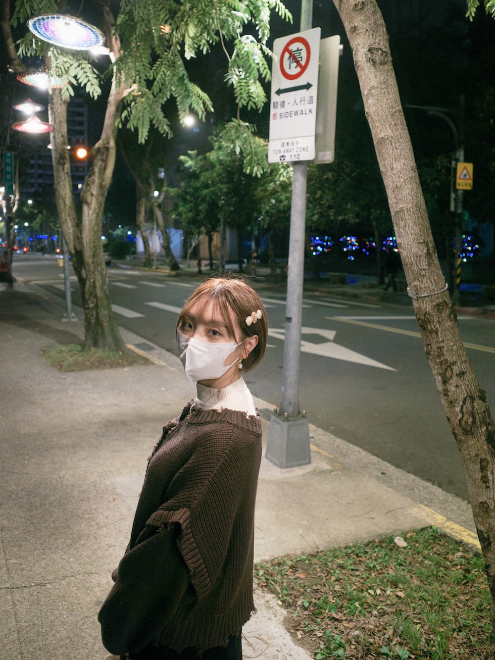 ブラウン系のカーディガン/ボレロ、ベージュ系のドラムバッグ、ベージュ系のバレッタ/ヘアクリップを着用したレディースの春コーディネートの4枚目の写真