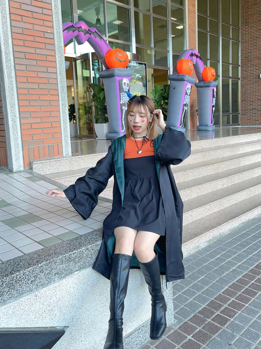 ブラック系のスカートを着用したレディースの秋コーディネートの2枚目の写真