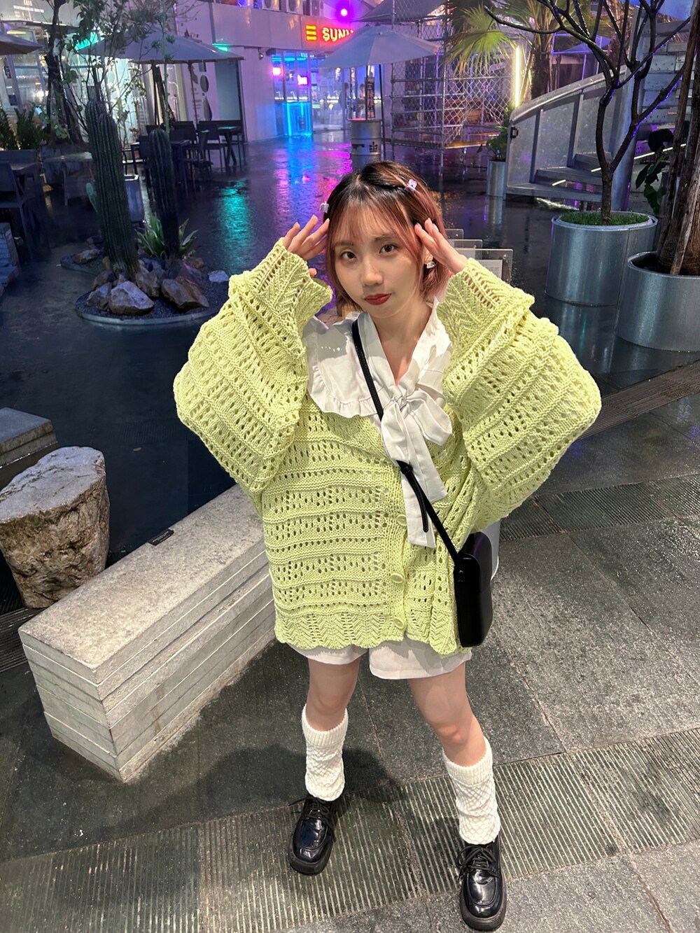 グリーン系のニット/セーターを着用したレディースの春コーディネートの2枚目の写真