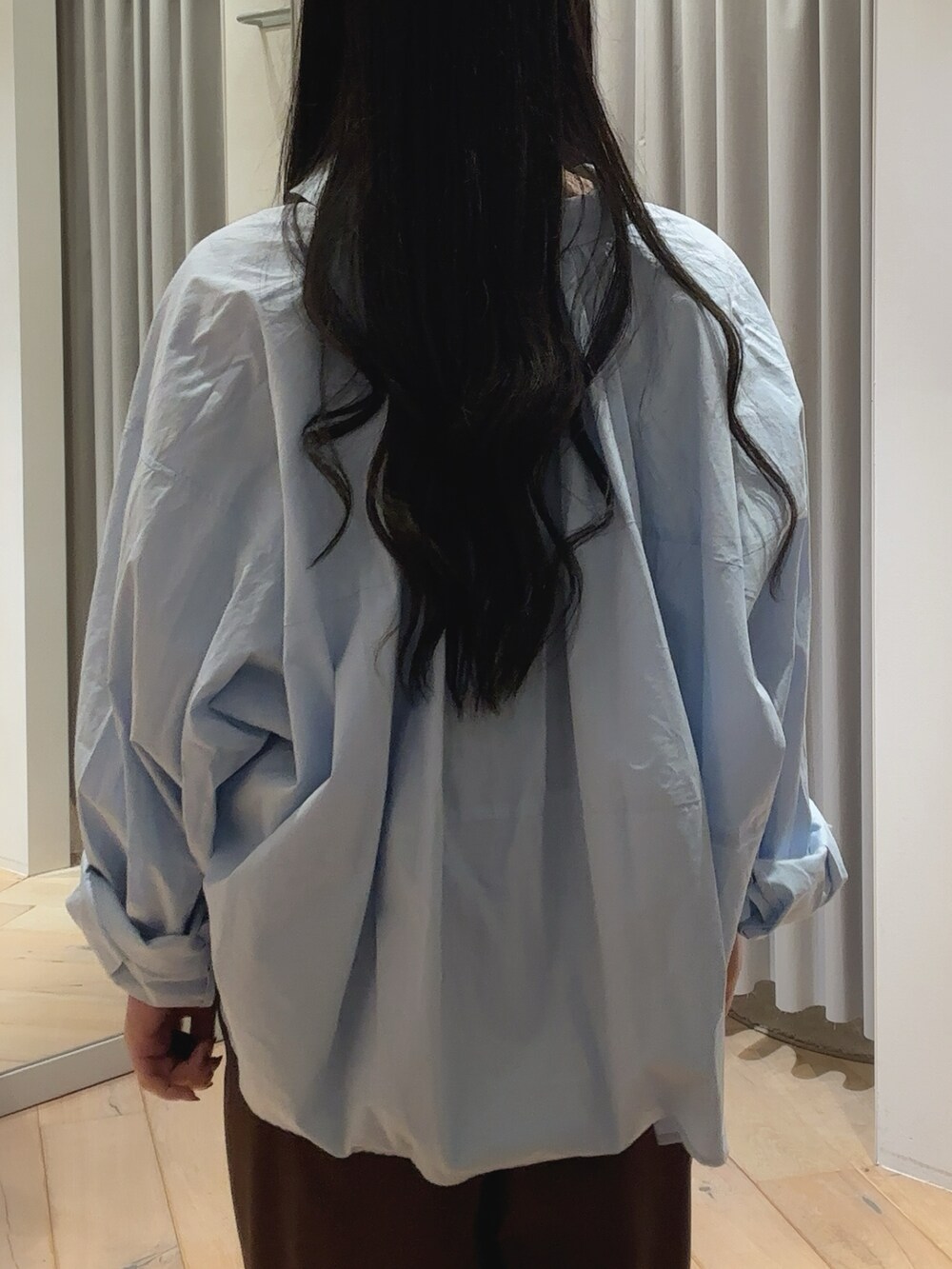 ブルー系のシャツ/ブラウス、ブラウン系のサロペット/オーバーオール、ブルー系のショルダーバッグを着用したレディースの夏コーディネートの4枚目の写真