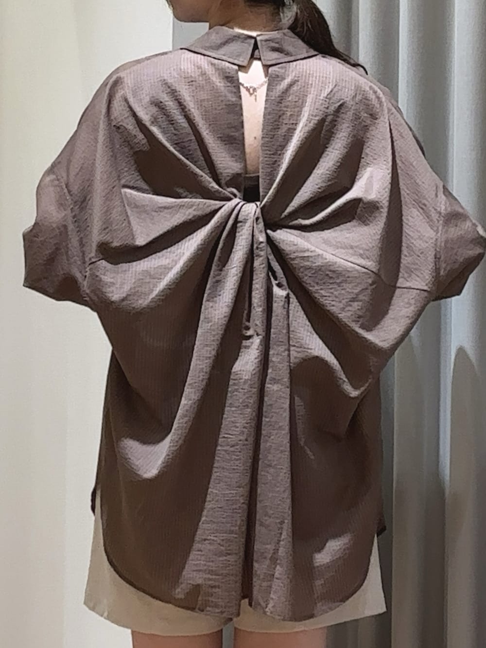 「ショートパンツ、夏コーデ、お出かけコーデ、大人可愛い、低身長レディースファッション、初夏コーデ」｜「Rouge vif Annaの【新色登場！】バックツイストピンストシャツ（シャツ/ブラウス、ブラウン系）」を使った、miki54321さん（骨格ウェーブ・レディース・148cm）の夏コーディネートの4枚目の写真