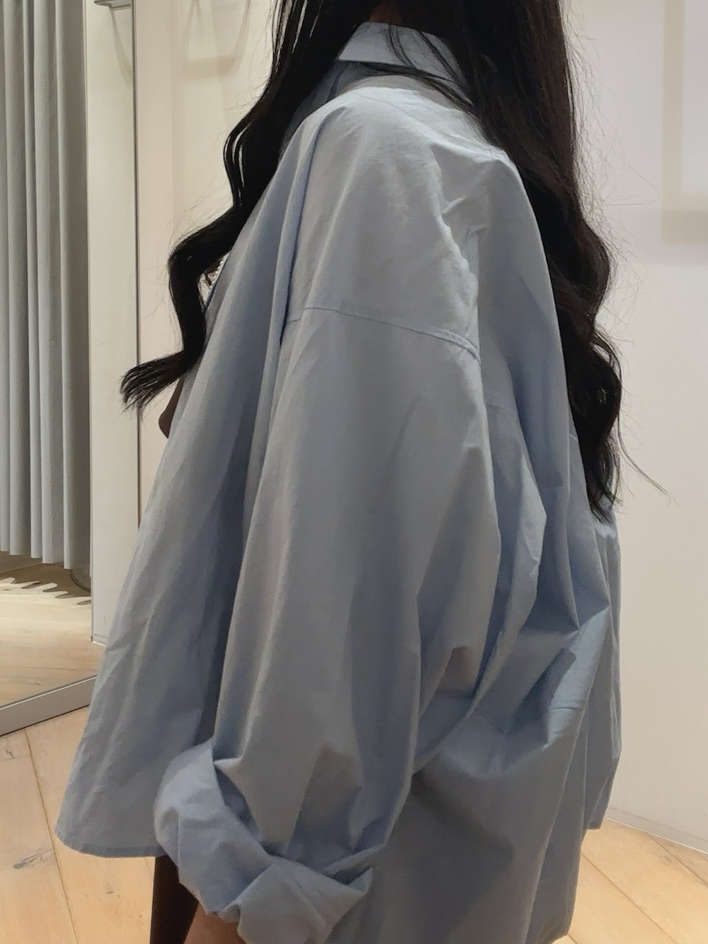 ブルー系のシャツ/ブラウス、ブラウン系のサロペット/オーバーオール、ブルー系のショルダーバッグを着用したレディースの夏コーディネートの3枚目の写真