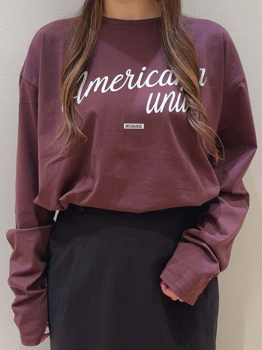 ブラック系のショルダーバッグ、ブラウン系のTシャツ/カットソー、ブラック系のスカートを着用したレディースの夏コーディネートの4枚目の写真