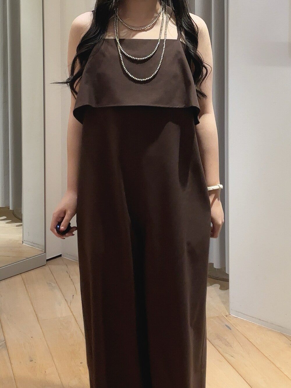 ブルー系のシャツ/ブラウス、ブラウン系のサロペット/オーバーオール、ブルー系のショルダーバッグを着用したレディースの夏コーディネートの5枚目の写真