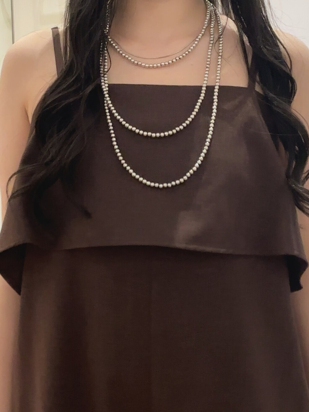 ブラウン系のサロペット/オーバーオール、ブルー系のショルダーバッグ、イエロー系のサンダルを着用したレディースの夏コーディネートの4枚目の写真