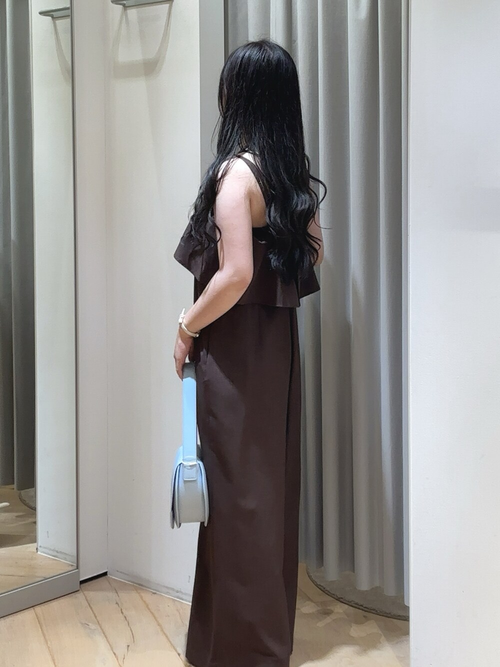 ブラウン系のサロペット/オーバーオール、ブルー系のショルダーバッグ、イエロー系のサンダルを着用したレディースの夏コーディネートの3枚目の写真