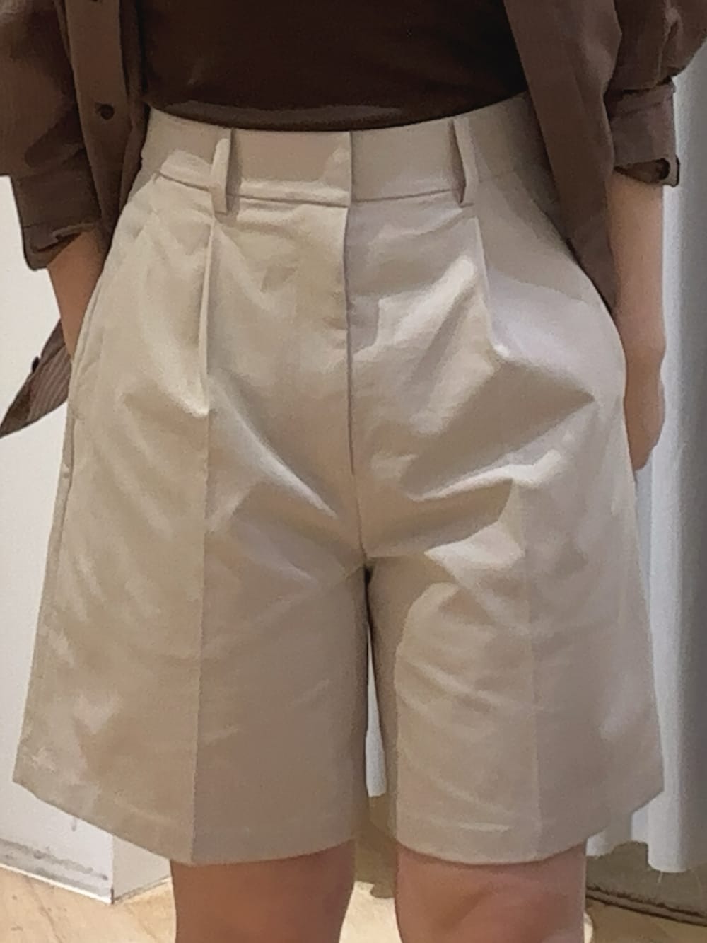 「ショートパンツ、夏コーデ、お出かけコーデ、大人可愛い、低身長レディースファッション、初夏コーデ」｜「Rouge vif Annaの【新色登場！】バックツイストピンストシャツ（シャツ/ブラウス、ブラウン系）」を使った、miki54321さん（骨格ウェーブ・レディース・148cm）の夏コーディネートの5枚目の写真