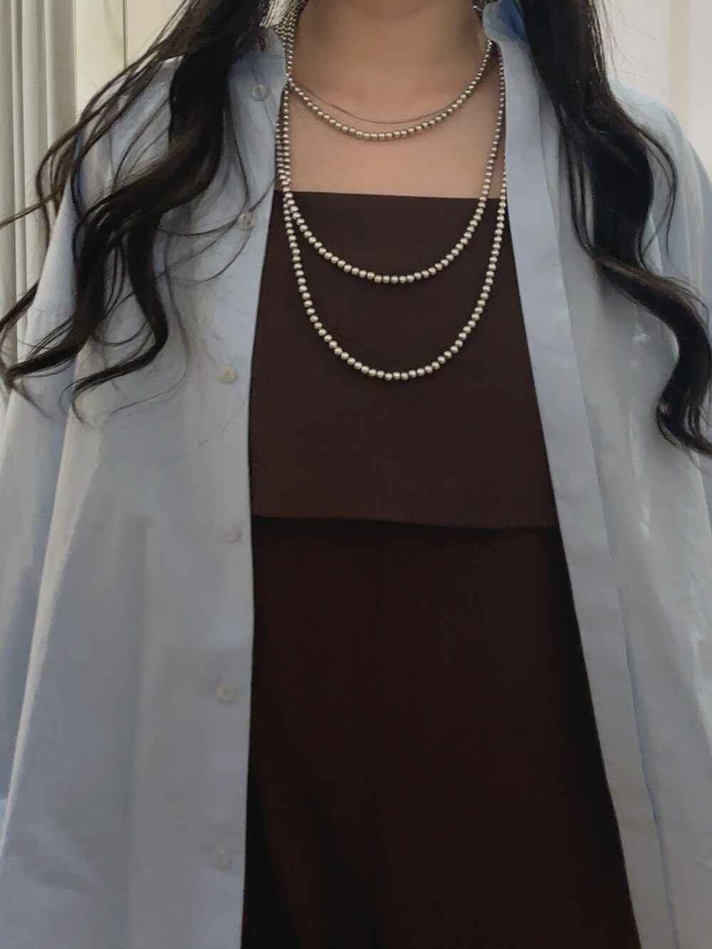 ブルー系のシャツ/ブラウス、ブラウン系のサロペット/オーバーオール、ブルー系のショルダーバッグを着用したレディースの夏コーディネートの2枚目の写真