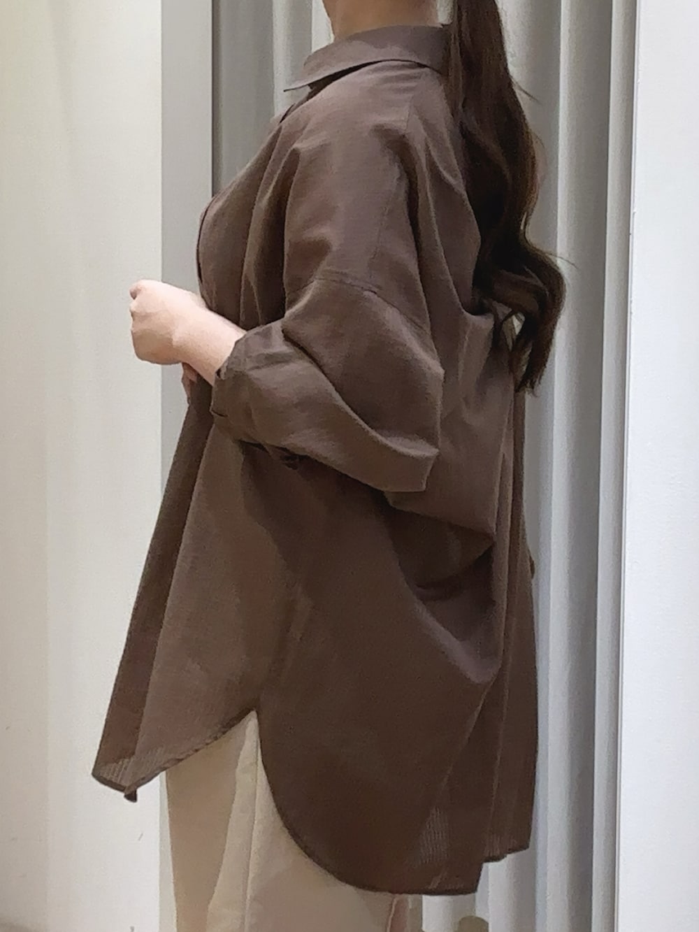 「ショートパンツ、夏コーデ、お出かけコーデ、大人可愛い、低身長レディースファッション、初夏コーデ」｜「Rouge vif Annaの【新色登場！】バックツイストピンストシャツ（シャツ/ブラウス、ブラウン系）」を使った、miki54321さん（骨格ウェーブ・レディース・148cm）の夏コーディネートの2枚目の写真