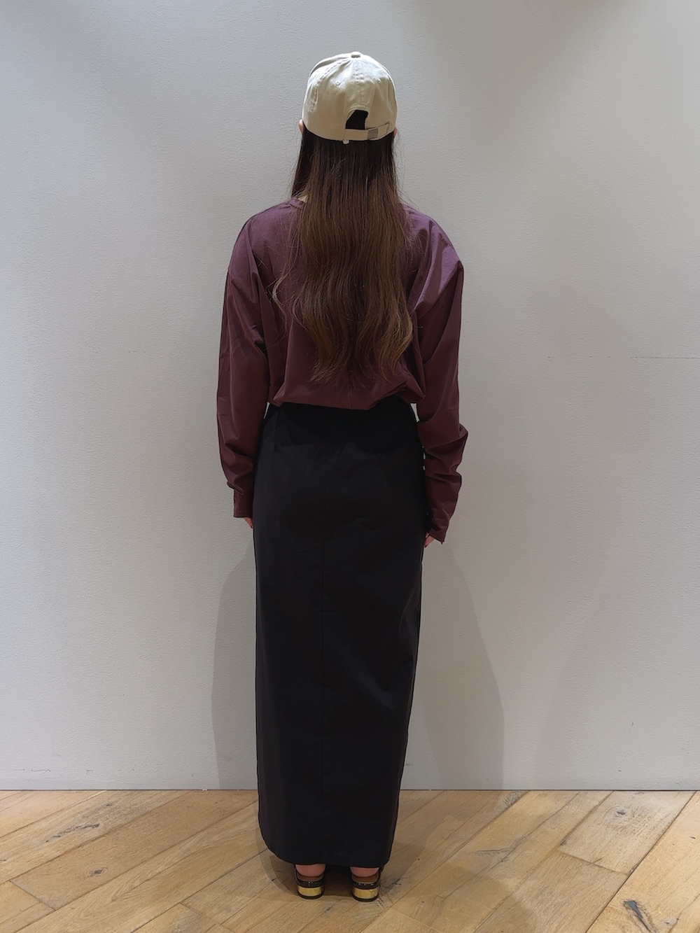 ブラック系のショルダーバッグ、ブラウン系のTシャツ/カットソー、ブラック系のスカートを着用したレディースの夏コーディネートの3枚目の写真