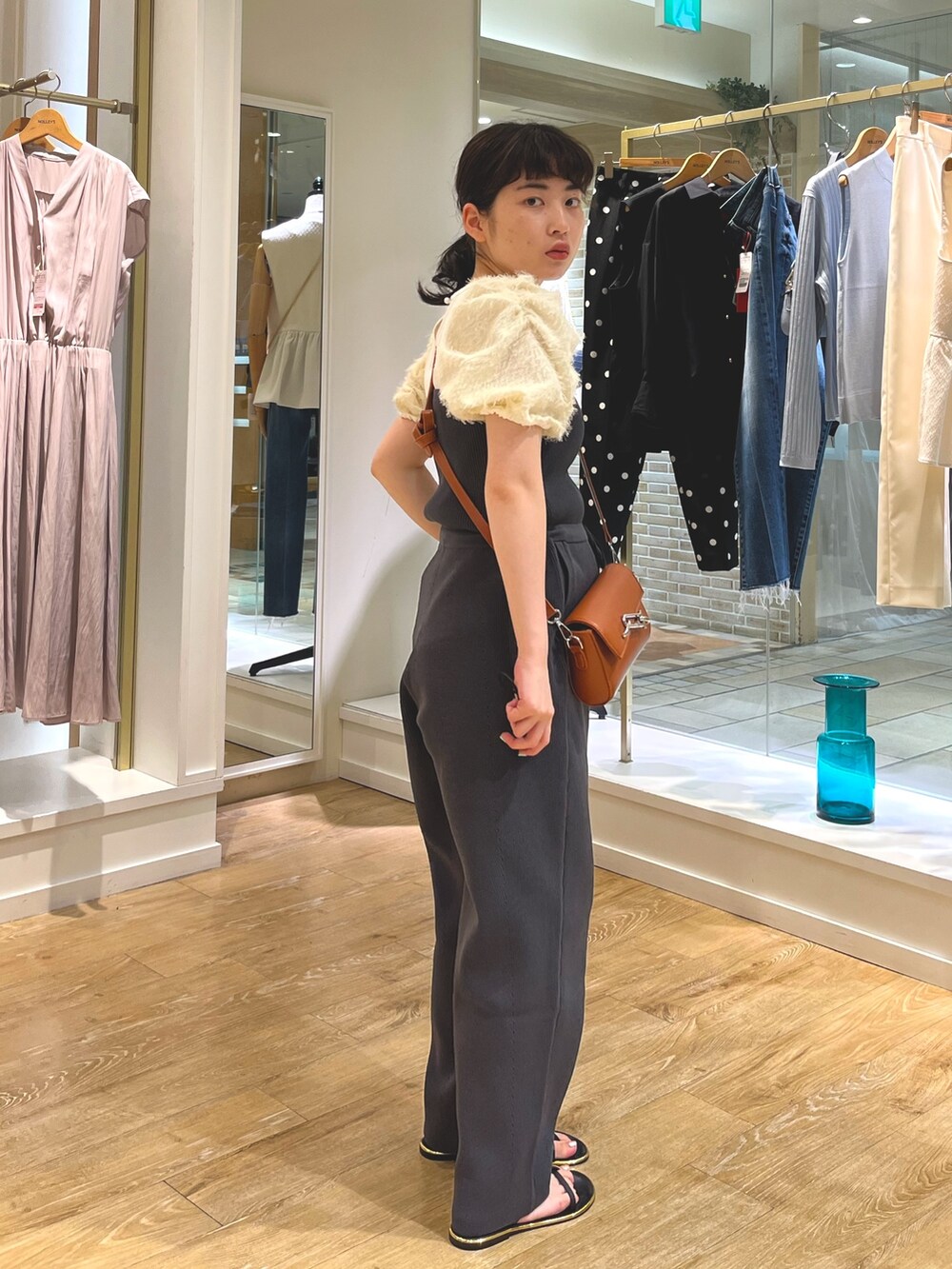 「サロペット、お出かけコーデ、ビスチェ、低身長、低身長コーデ、低身長女子、シャギー、パフスリーブ、ショルダーバッグ、オールインワン、ニットオールインワン、夏コーデ、休日スタイル」｜「NOLLEY’S Sophiのシャギースリーブカットプルオーバーカットソー（Tシャツ/カットソー、ホワイト系）」を使った、KAKOさん（レディース・148cm）の夏コーディネートの2枚目の写真