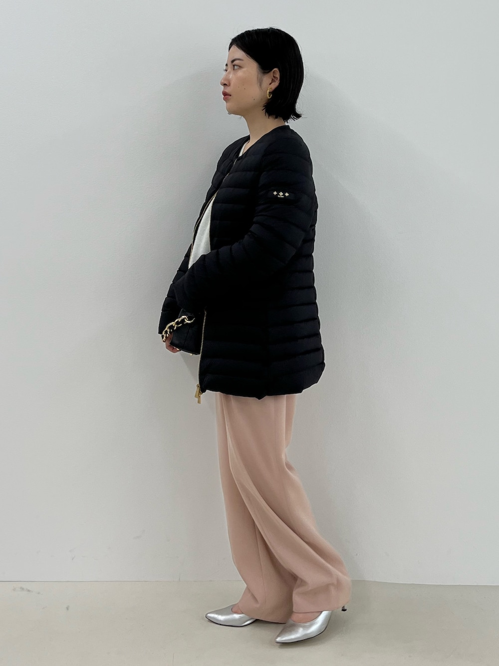 「休日スタイル、冬コーデ、きれいめカジュアル、秋冬コーデ、オトナ女子、低身長、低身長コーデ、低身長女子、お出かけコーデ、タトラス、ダウン、冬アウター」｜「NOLLEY’S Sophiのモヘヤラメスパンコール2WAYプルオーバーニット（ニット/セーター、ホワイト系）」を使った、KAKOさん（レディース・148cm）の秋コーディネートの5枚目の写真