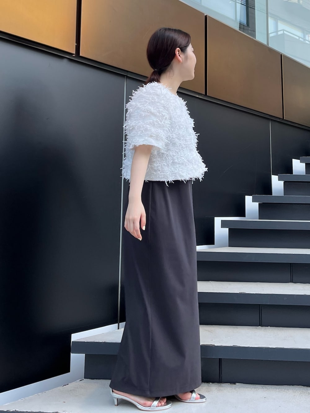 ホワイト系のその他トップス、グレー系のワンピース、シルバー系のサンダルを着用したレディースの春コーディネートの2枚目の写真