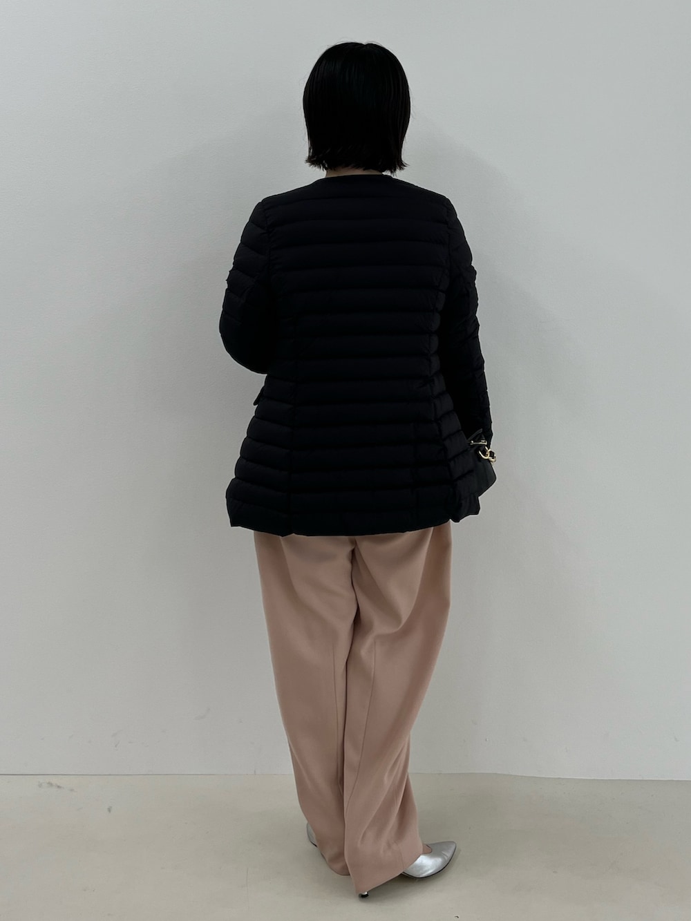 「休日スタイル、冬コーデ、きれいめカジュアル、秋冬コーデ、オトナ女子、低身長、低身長コーデ、低身長女子、お出かけコーデ、タトラス、ダウン、冬アウター」｜「NOLLEY’S Sophiのモヘヤラメスパンコール2WAYプルオーバーニット（ニット/セーター、ホワイト系）」を使った、KAKOさん（レディース・148cm）の秋コーディネートの4枚目の写真