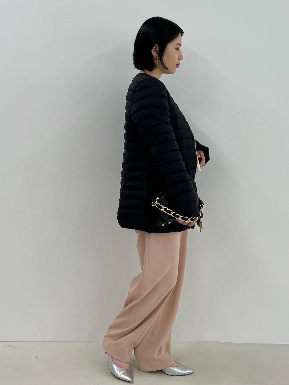 「休日スタイル、冬コーデ、きれいめカジュアル、秋冬コーデ、オトナ女子、低身長、低身長コーデ、低身長女子、お出かけコーデ、タトラス、ダウン、冬アウター」｜「NOLLEY’S Sophiのモヘヤラメスパンコール2WAYプルオーバーニット（ニット/セーター、ホワイト系）」を使った、KAKOさん（レディース・148cm）の秋コーディネートの3枚目の写真