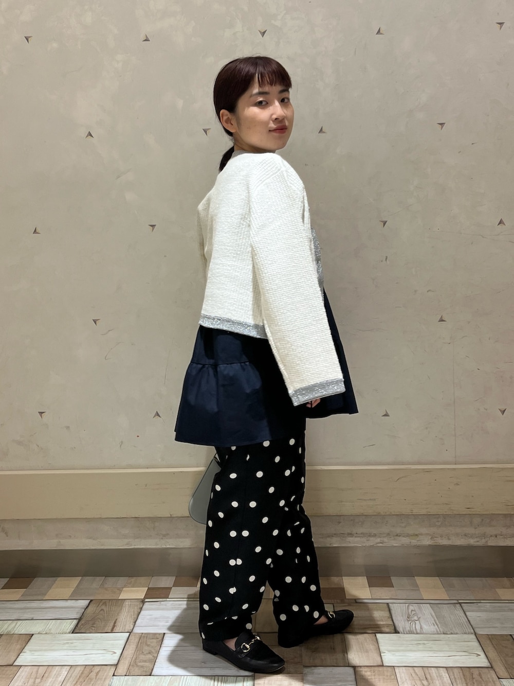 ホワイト系のカーディガン/ボレロ、ブルー系のTシャツ/カットソー、ブルー系のハンドバッグを着用したレディースの秋コーディネートの3枚目の写真