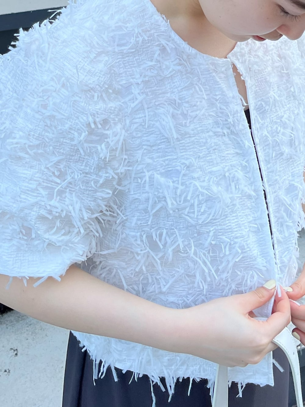 ホワイト系のその他トップス、グレー系のワンピース、シルバー系のサンダルを着用したレディースの春コーディネートの4枚目の写真