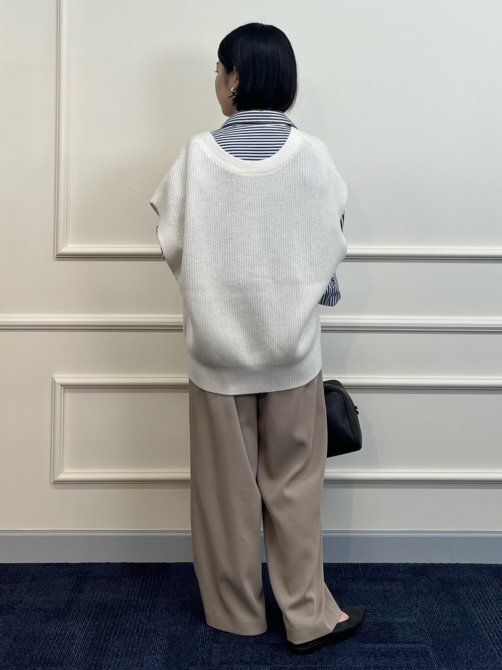 「レイヤードスタイル、秋コーデ、オトナ女子、お出かけコーデ、ゆるコーデ、低身長、低身長コーデ、低身長女子、シャツスタイル、ベスト、ゆったりコーデ、ゆったりシルエット」｜「NOLLEY’Sの《手洗い可能》TRINITY 2WAYベスト（ベスト、ホワイト系）」を使った、KAKOさん（レディース・148cm）の秋コーディネートの3枚目の写真