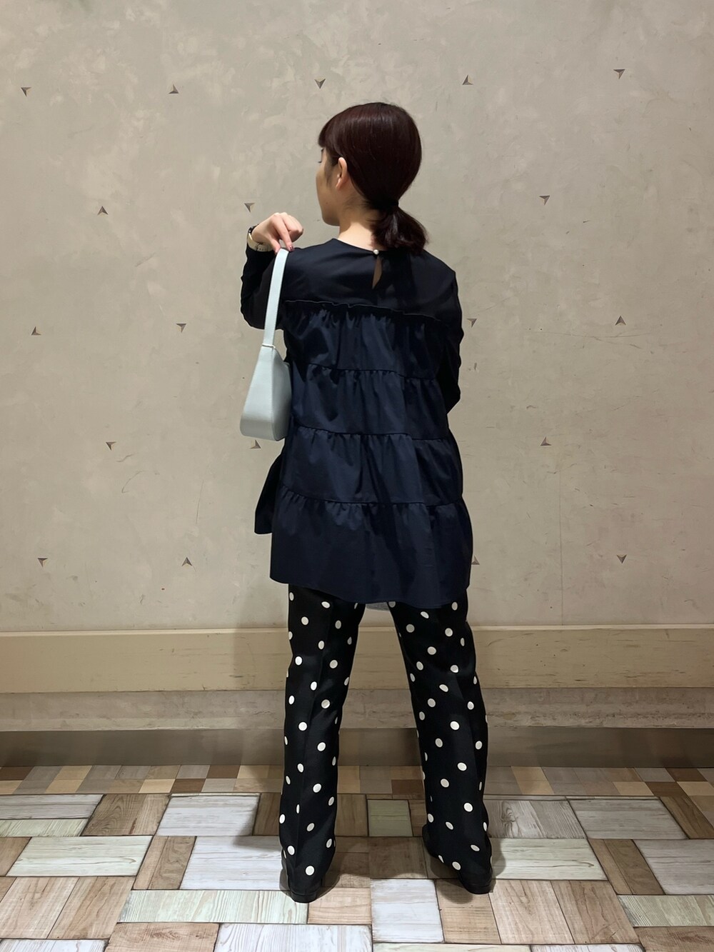 ホワイト系のカーディガン/ボレロ、ブルー系のTシャツ/カットソー、ブルー系のハンドバッグを着用したレディースの秋コーディネートの5枚目の写真