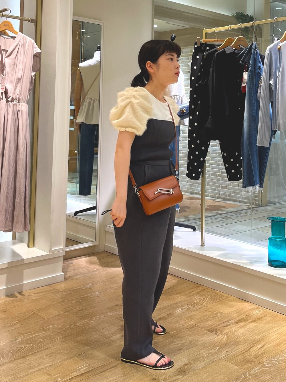 「サロペット、お出かけコーデ、ビスチェ、低身長、低身長コーデ、低身長女子、シャギー、パフスリーブ、ショルダーバッグ、オールインワン、ニットオールインワン、夏コーデ、休日スタイル」｜「NOLLEY’S Sophiのシャギースリーブカットプルオーバーカットソー（Tシャツ/カットソー、ホワイト系）」を使った、KAKOさん（レディース・148cm）の夏コーディネートの3枚目の写真