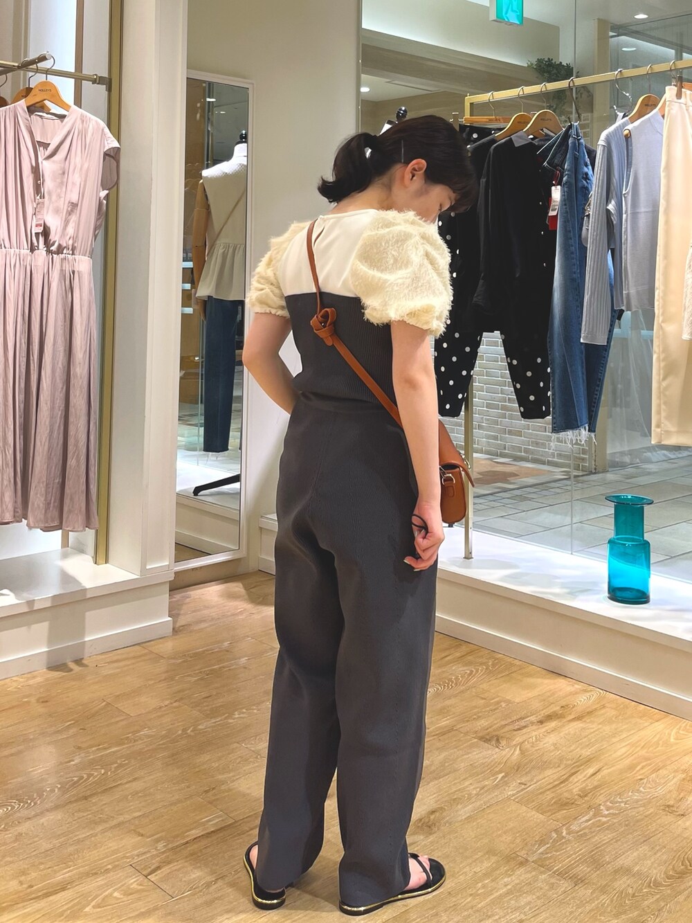「サロペット、お出かけコーデ、ビスチェ、低身長、低身長コーデ、低身長女子、シャギー、パフスリーブ、ショルダーバッグ、オールインワン、ニットオールインワン、夏コーデ、休日スタイル」｜「NOLLEY’S Sophiのシャギースリーブカットプルオーバーカットソー（Tシャツ/カットソー、ホワイト系）」を使った、KAKOさん（レディース・148cm）の夏コーディネートの4枚目の写真