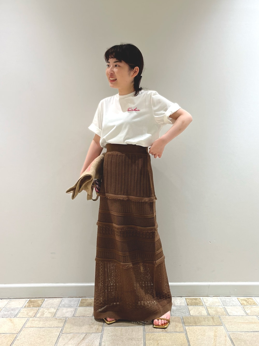 「きれいめカジュアル、休日スタイル、低身長、低身長コーデ、低身長女子、Tシャツコーデ、透かし編みスカート、ロゴトート、夏コーデ、海コーデ」｜「NOLLEY’S Sophiの《手洗い可能》《セットアップ対応》透かし編みニットスカート（スカート、ブラウン系）」を使った、KAKOさん（レディース・148cm）の夏コーディネートの2枚目の写真